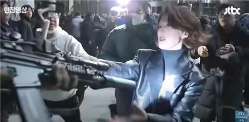 12·3 비상계엄 당시 계엄군의 총기를 탈취하는 안귀령 사진JTBC 유튜브 캡처