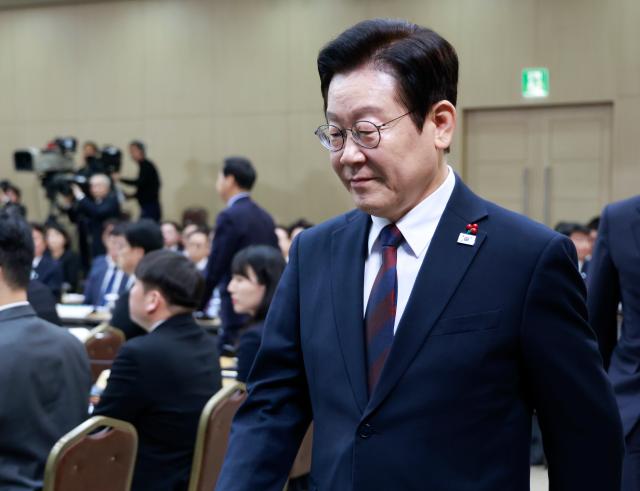 李 국내외적 분수령…공직자 태도·역량에 나라 운명 결정