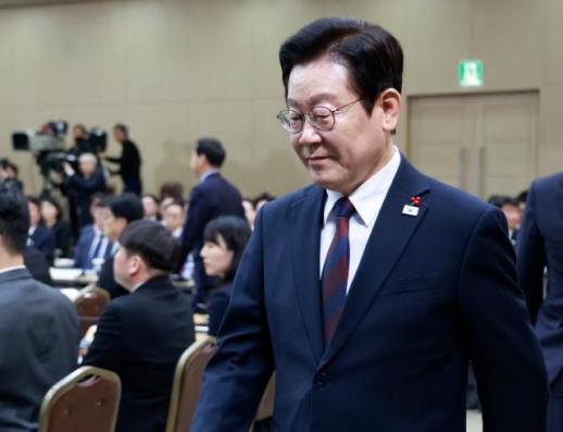 이재명 국내외적 분수령 서있어…공직자 태도·역량에 나라 운명 결정