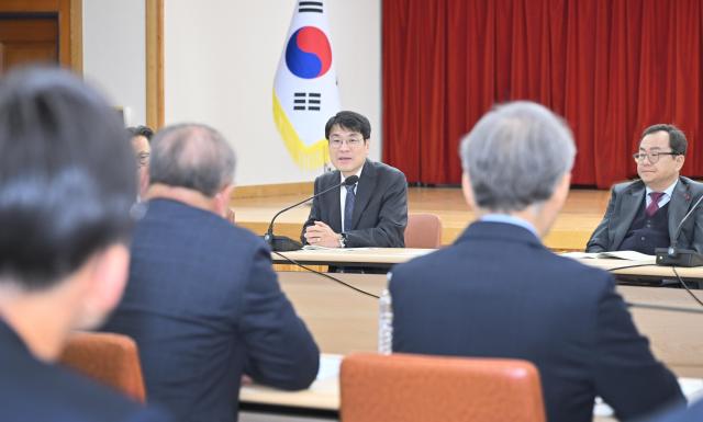 김정기 권한대행은 내년 1월 5일부터 각 실·국별 업무보고를 신속히 받고 1월 초부터 바로 일하는 시정 체제를 가동하겠다고 밝혔다 사진대구시