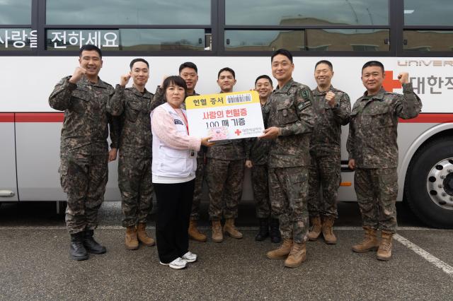 육군 제23경비여단 최강대대 장병들이 11일 생명나눔 헌혈 캠페인을 실시하여 헌혈에 동참하고 헌혈증 100매를 대한적십자사 강원혈액원에 전달하고 있다 사진육군 제23경비여단