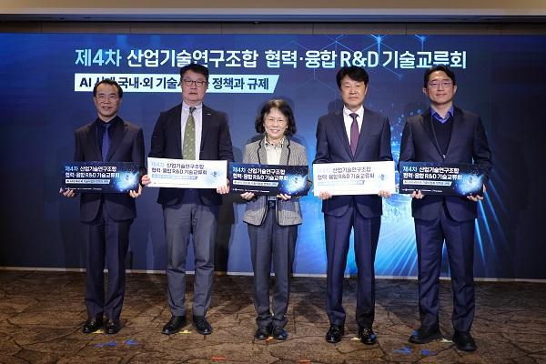 좌측 부터 한국산업기술진흥협회 장무훈 상임이사 과학기술사업화진흥원 김병국원장 과학기술정보통신부 이은영 연구성과혁신관 한국산업기술연구조합연합회 김진우회장 서울대학교 이인아교수사진한국산업기술연구조합연합회