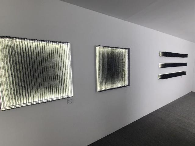 장연순 늘어난시간 MATRIX V 2401 2024 아바카섬유 쪽염색 재봉 815x815x5cm 짙은색unit29  사진윤주혜 기자