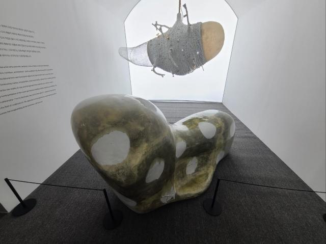 이헌정 샹들리에 glazed ceramic wire mesh led light rope 210x245x135cm 사진연합뉴스 