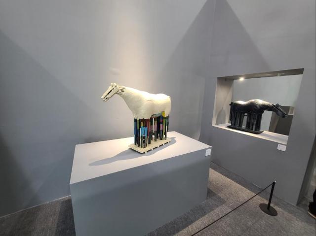 신상호  흰　말 2006 도자에 유약 사진윤주혜 기자