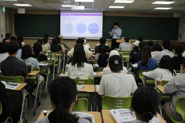 메가스터디교육 직영 강북 메가스터디학원 중계관이 지난 6일에 열린 ‘2027 상위권 N수 우선선발반 설명회’를 성황리에 마무리하고 현 수능 체제의 마지막 시험인 2027학년도 수능을 준비하는 상위권 N수생을 위한 전용 시스템을 본격 가동한다 사진강북 메가스터디학원 중계관 제공