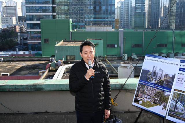 오세훈 서울시장이 11일 금천구 G밸리 국가산업단지 내 특별계획구역 민간개발부지인 교학사 부지에서 G밸리 가로숲·띠녹지 조성 계획을 설명하고 있다 사진서울시