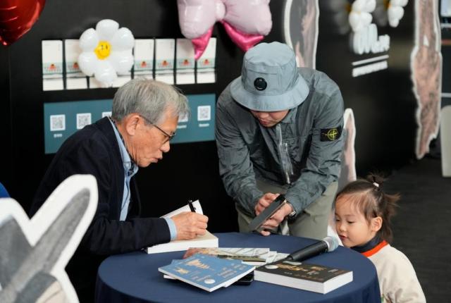 책 선물을 받는 600만 번째 관람객 사진국립중앙박물관 