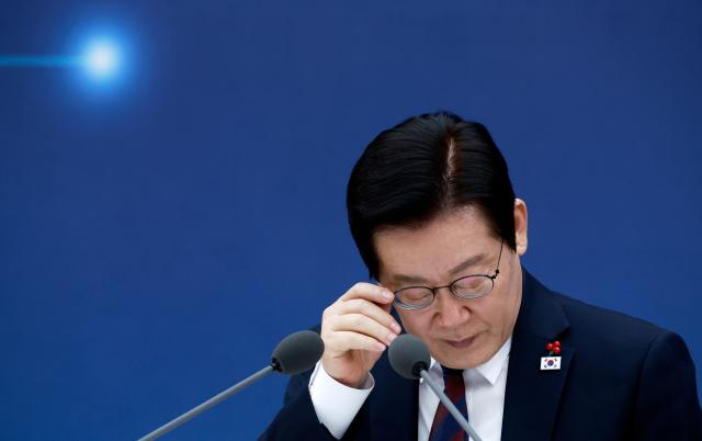 이재명 대통령이 11일 세종시 정부세종컨벤션센터에서 열린 2026년 대도약하는 경제 신뢰받는 데이터 기획재정부국세청·관세청·조달청-국가데이터처 업무보고에서 자료를 살펴보고 있다 사진연합뉴스