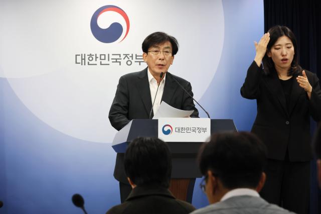 정기현 의료혁신위원장이 11일 서울 종로구 정부서울청사에서 제1차 의료혁신위원회 논의 결과를 브리핑 하고 있다 20251211 사진연합뉴스
 