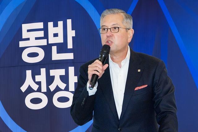 헥터 비자레알 한국GM 사장이 9일 인천 부평구 인천삼산월드체육관에서 열린 전국 협력 서비스·판매 네트워크 대표자 콘퍼런스에서 인사말을 하고 있다 사진한국GM