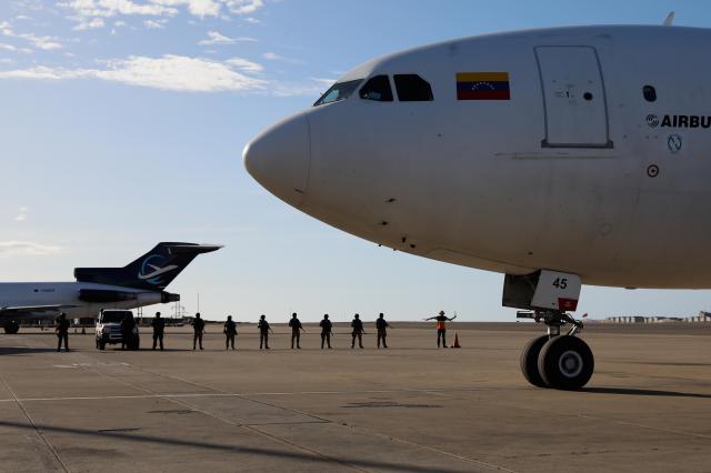 미국에서 추방된 베네수엘라 이민자를 태운 비행기가 3일현지시간 베네수엘라 마이케티아의 시몬 볼리바르 국제공항에 착륙한 뒤 유도로를 따라 이동하고 있다 사진AP연합뉴스