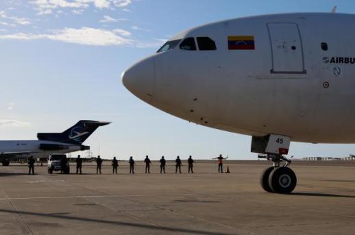 트럼프 행정부, 추방 전용기 6대 도입…100만명 추방 박차