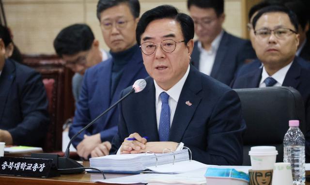 고창섭 충북대학교 총장이 23일 충북대에서 열린 국회 교육위원회 국정감사에서 의원들의 질의에 답변하고 있다 20251023 사진연합뉴스
  