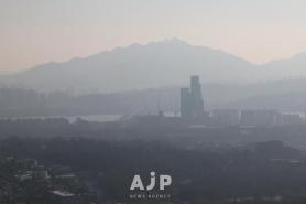 Today in Photo: Fine dust returns to Seoul
