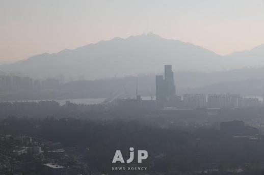 Today in Photo: Fine dust returns to Seoul