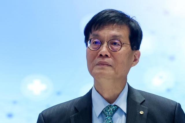 이창용 한국은행 총재가 11일 서울 중구 한국은행 별관에서 초고령사회 어떻게 대비할 것인가 생애말기 의료를 중심으로라는 주제로 열린 2025 한국은행-국민건강보험공단 공동 심포지엄에서 환영사를 하는 도중 얼마 전 작고한 어머니 얘기를 하며 눈물을 삼키고 있다 연합뉴스