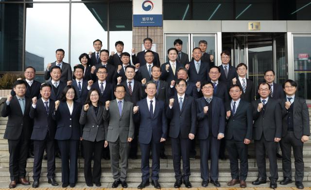 정성호 법무부 장관이 11일 정부과천청사에서 열린 2025년도 전국 출입국기관장 회의에서 참석자들과 기념 촬영하고 있다 사진법무부
