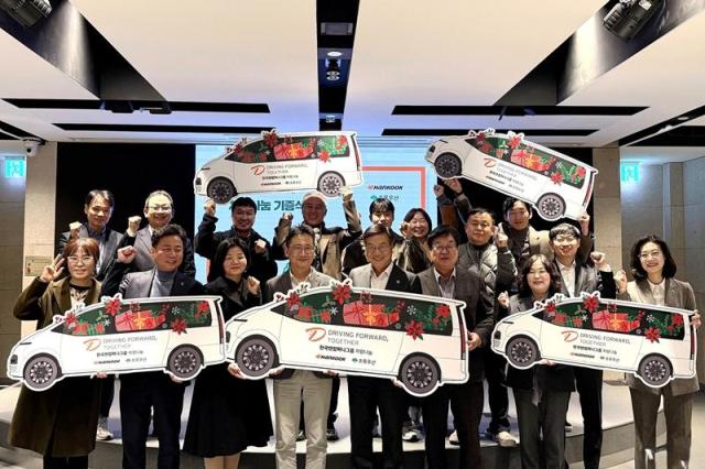 지난 10일 한국앤컴퍼니그룹 판교 본사 ‘테크노플렉스’에서 열린 ‘2025 차량나눔 기증식’에서 김준현 한국앤컴퍼니㈜ 경영총괄가운데 좌측 황영기 초록우산 회장가운데 우측 등 주요 관계자와 차량을 지원받은 사회복지시설 관계자들이 기념 촬영을 하고 있다 사진한국앤컴퍼니그룹 