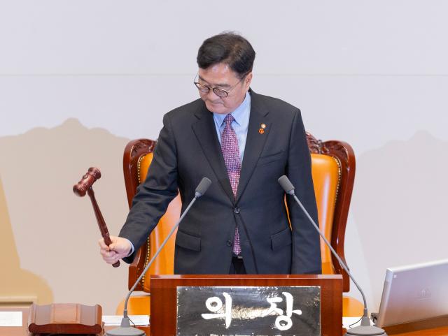우원식 국회의장이 11일 국회에서 12월 임시국회 1차 본회의를 개회하고 있다사진연합뉴스