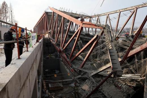 노동부, 광주도서관 공사장 붕괴 사고 산재수습본부 구성…신속구조 우선