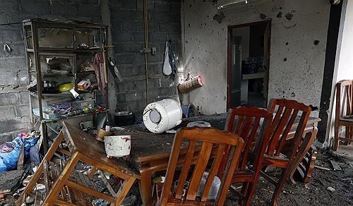 로켓 포격으로 파손된 태국 동부 수린주 주택 사진EPA·연합뉴스