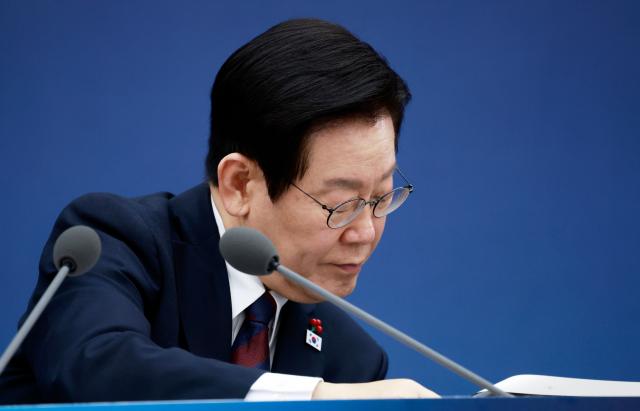 이재명 대통령이 11일 세종시 정부세종컨벤션센터에서 열린 2026년 대도약하는 경제 신뢰받는 데이터 기획재정부국세청·관세청·조달청-국가데이터처 업무보고에서 자료를 살펴보고 있다 사진연합뉴스