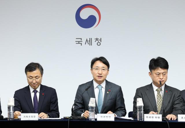 임광현 국세청장중앙이 11일 대통령 주재 기획재정부 합동 업무보고 이후 브리핑에서 발언하고 있다사진국세청