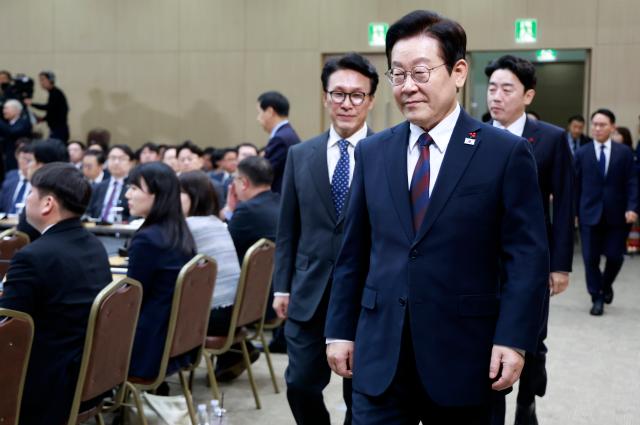  이재명 대통령이 11일 세종시 정부세종컨벤션센터에서 열린 2026년 대도약하는 경제 신뢰받는 데이터 기획재정부국세청·관세청·조달청-국가데이터처 업무보고에 입장하고 있다 