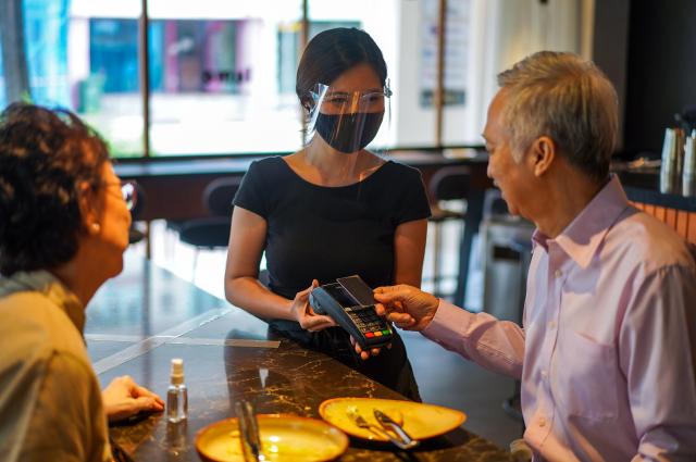 싱가포르 식품청은 식품 취급 업종에 적용해 온 마스크와 비말 차단구 착용 의무를 2026년 1월 1일부로 폐지한다 사진게티이미지