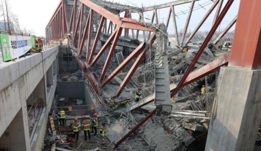 논산천안고속도로 승용차 화재…갓길서 처리 중