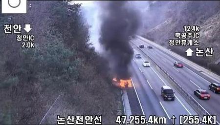 논산천안고속도로 승용차 화재…갓길서 처리 중