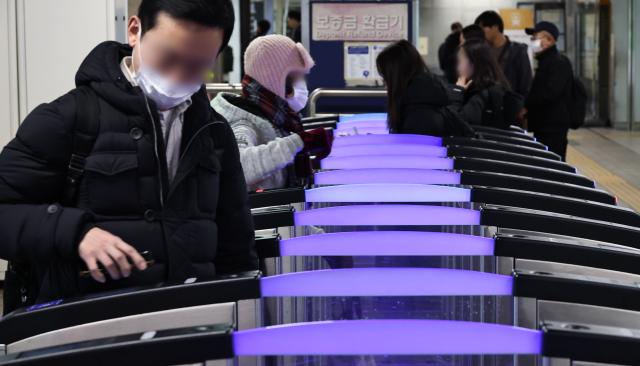 서울역에서 출근길 시민들이 개찰구를 통과하고 있다 사진연합뉴스