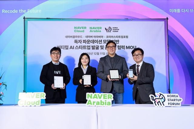 왼쪽부터 김유원 네이버클라우드 대표 채선주 네이버 전략사업 대표 한상우 코리아스타트업포럼 의장 구태언 코리아스타트업포럼 정책 부의장이 업무협약을 맺은 후 기념 사진 촬영을 하고 있다 사진네이버클라우드