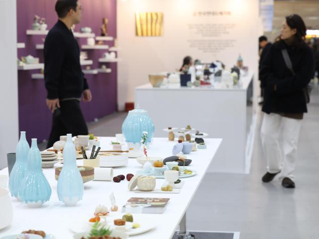 11일 서울 강남구 코엑스에서 열린 2025 공예트렌드페어에서 참관객들이 작품을 둘러보고 있다 사진연합뉴스 