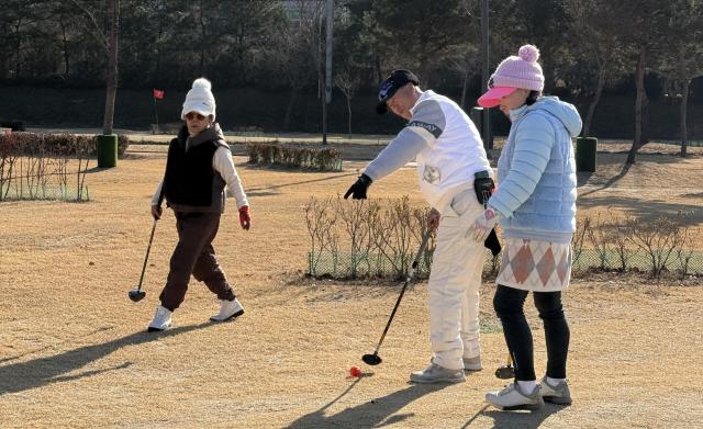 강원 화천군청 파크골프 실업팀 선수가 지난 5일부터 12일까지 하남면 생활체육공원 파크골프장 사내면 사내 파크골프장에서 지역주민에게 파크골프 레슨을 하고 있다사진화천군