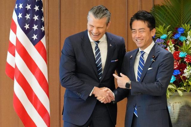 피트 헤그세스 미국 국방장관과 고이즈미 신지로 일본 방위상오른쪽 사진AP연합뉴스