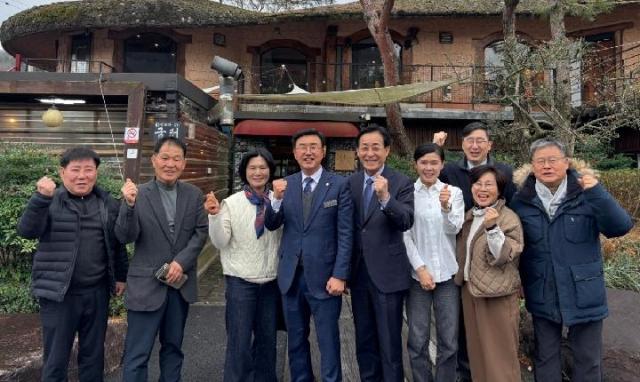 유의식 완주군의회 의장왼쪽 네 번째가 상관 어두마을 주민들과 간담회를 진행한 뒤 화이팅을 외치고 있다사진완주군의회