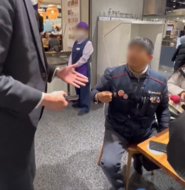 10일 롯데백화점 서울 잠실점 식당가에서 전국금속노조 소속 조합원오른쪽과 백화점 안내 직원왼쪽이 노조 조끼 탈의 여부와 관련해 실랑이를 벌이고 있다 사진엑스X 영상 캡처
