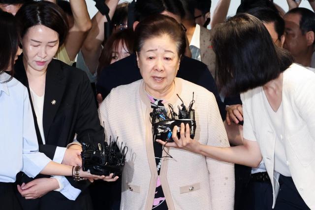 한학자 통일교 총재가 17일 서울 종로구 KT광화문빌딩에 마련된 김건희 여사의 의혹을 수사하는 민중기 특별검사팀 사무실에 세 번의 소환 불응 만에 자진 출석하고 있다 사진연합뉴스
