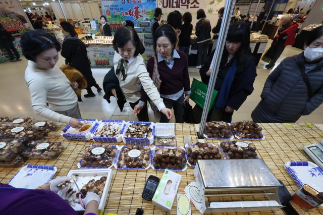 Visitors sample products at the Festive Gift Fair held at COEX in Seoul on Dec 11 2025 AJP Han Jun-gu