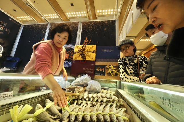 Visitors browse products at the Festive Gift Fair held at COEX in Seoul on Dec 11 2025 AJP Han Jun-gu	