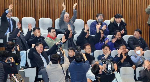 지난 11일 국회에서 열린 12월 임시국회 1차 본회의에서 가맹사업거래의 공정화에 관한 법률 일부개정법률안이 통과되자 이해 당사자들인 가맹 점주들이 손뼉 치고 있다. [사진=연합뉴스]
