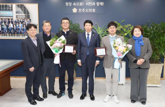 김성규 전주시의원왼쪽 세 번째와 김정명 전주시의원오른쪽 두 번째이 2025 행정사무감사 우수위원에 선정돼 남관우 의장오른쪽 세 번째로부터 상패를 받고 있다사진전주시의회