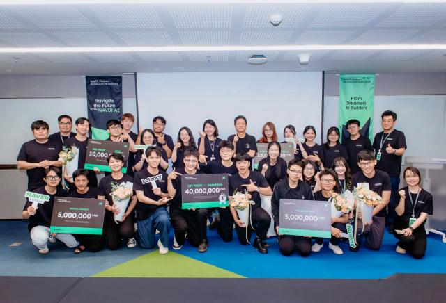 베트남에서 진행된 네이버 베트남 AI 해커톤의 수상자들이 기념 사진을 찍고 있다 사진네이버 커넥트재단