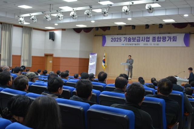 2025년 기술보급사업 종합평가회에서 김대인 신안군수 권한대행이 인사말을 하고 있다사진신안군