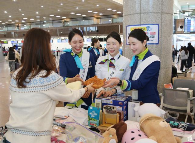 지난 11일 에어부산·진에어 임직원들이 통합 LCC 행복 나눔 바자회에서 기증 물품을 판매하고 있다 사진에어부산