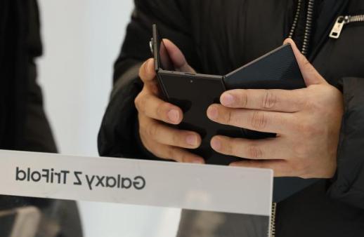 [포토] 판매 시작된 갤럭시 Z 트라이폴드