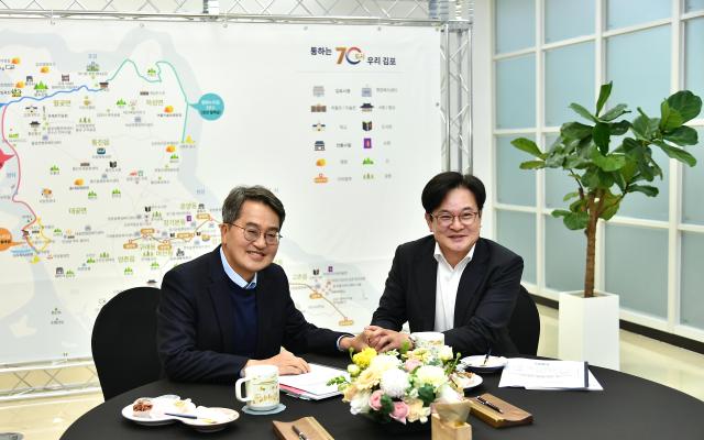 김병수 시장이 김동연지사에게 골드라인 증차 지원 등을 적극 요청하고 나선 모습 사진김포시