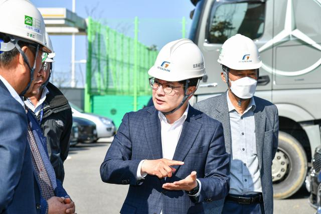 김병수 김포시장이 골드라인 차량 반입 현장에서 꼼꼼히 점검하고 있다 사진김포시